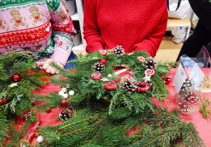 „Świąteczne wianki” – warsztaty bożonarodzeniowe w gr. XII