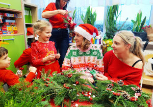 „Świąteczne wianki” – warsztaty bożonarodzeniowe w gr. XII