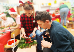 „Świąteczne wianki” – warsztaty bożonarodzeniowe w gr. XII