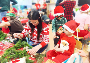 „Świąteczne wianki” – warsztaty bożonarodzeniowe w gr. XII