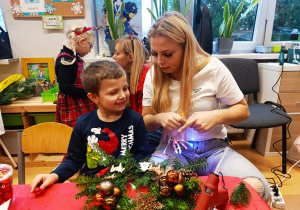 „Świąteczne wianki” – warsztaty bożonarodzeniowe w gr. XII