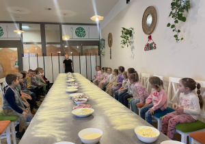 "Osiedlową" odwiedzamy i pyszna pizzę wyrabiamy - warsztaty w gr. XI