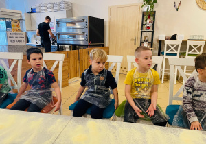 "Osiedlową" odwiedzamy i pyszna pizzę wyrabiamy - warsztaty w gr. XI