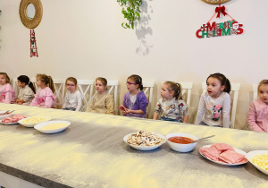 "Osiedlową" odwiedzamy i pyszna pizzę wyrabiamy - warsztaty w gr. XI