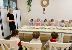 "Osiedlową" odwiedzamy i pyszna pizzę wyrabiamy - warsztaty w gr. XI