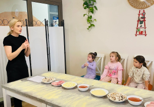 "Osiedlową" odwiedzamy i pyszna pizzę wyrabiamy - warsztaty w gr. XI