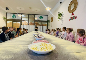 "Osiedlową" odwiedzamy i pyszna pizzę wyrabiamy - warsztaty w gr. XI