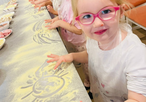 "Osiedlową" odwiedzamy i pyszna pizzę wyrabiamy - warsztaty w gr. XI