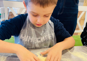 "Osiedlową" odwiedzamy i pyszna pizzę wyrabiamy - warsztaty w gr. XI