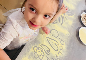 "Osiedlową" odwiedzamy i pyszna pizzę wyrabiamy - warsztaty w gr. XI