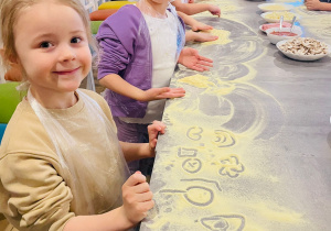 "Osiedlową" odwiedzamy i pyszna pizzę wyrabiamy - warsztaty w gr. XI