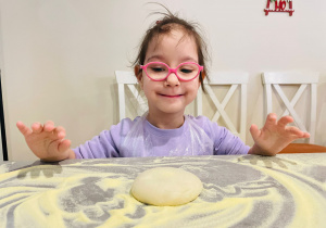 "Osiedlową" odwiedzamy i pyszna pizzę wyrabiamy - warsztaty w gr. XI