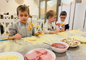 "Osiedlową" odwiedzamy i pyszna pizzę wyrabiamy - warsztaty w gr. XI