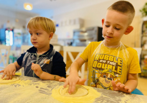 "Osiedlową" odwiedzamy i pyszna pizzę wyrabiamy - warsztaty w gr. XI