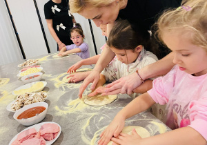 "Osiedlową" odwiedzamy i pyszna pizzę wyrabiamy - warsztaty w gr. XI