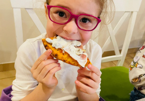 "Osiedlową" odwiedzamy i pyszna pizzę wyrabiamy - warsztaty w gr. XI