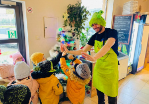 "Osiedlową" odwiedzamy i pyszna pizzę wyrabiamy - warsztaty w gr. XI