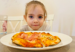 "Osiedlową" odwiedzamy i pyszna pizzę wyrabiamy - warsztaty w gr. XI