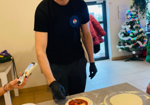 "Osiedlową" odwiedzamy i pyszna pizzę wyrabiamy - warsztaty w gr. XI