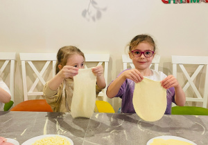 "Osiedlową" odwiedzamy i pyszna pizzę wyrabiamy - warsztaty w gr. XI