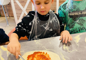 "Osiedlową" odwiedzamy i pyszna pizzę wyrabiamy - warsztaty w gr. XI