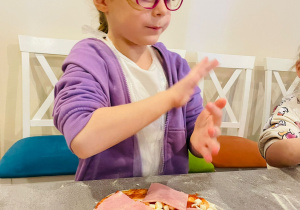 "Osiedlową" odwiedzamy i pyszna pizzę wyrabiamy - warsztaty w gr. XI