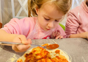 "Osiedlową" odwiedzamy i pyszna pizzę wyrabiamy - warsztaty w gr. XI