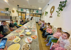 "Osiedlową" odwiedzamy i pyszna pizzę wyrabiamy - warsztaty w gr. XI