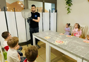 "Osiedlową" odwiedzamy i pyszna pizzę wyrabiamy - warsztaty w gr. XI