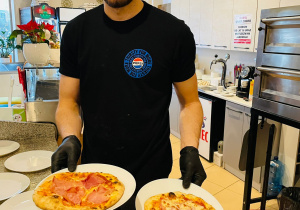 "Osiedlową" odwiedzamy i pyszna pizzę wyrabiamy - warsztaty w gr. XI