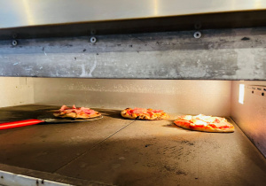 "Osiedlową" odwiedzamy i pyszna pizzę wyrabiamy - warsztaty w gr. XI