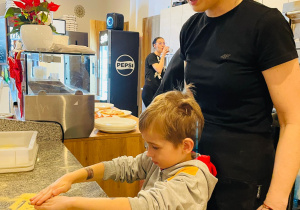 "Osiedlową" odwiedzamy i pyszna pizzę wyrabiamy - warsztaty w gr. XI