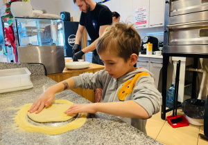 "Osiedlową" odwiedzamy i pyszna pizzę wyrabiamy - warsztaty w gr. XI