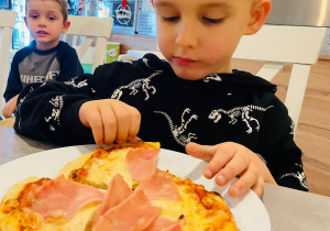 "Osiedlową" odwiedzamy i pyszna pizzę wyrabiamy - warsztaty w gr. XI