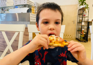 "Osiedlową" odwiedzamy i pyszna pizzę wyrabiamy - warsztaty w gr. XI