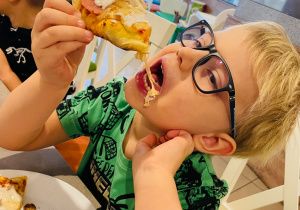 "Osiedlową" odwiedzamy i pyszna pizzę wyrabiamy - warsztaty w gr. XI