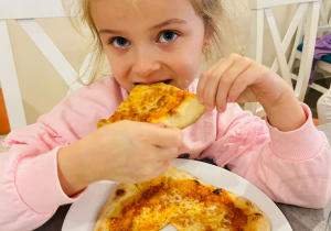 "Osiedlową" odwiedzamy i pyszna pizzę wyrabiamy - warsztaty w gr. XI