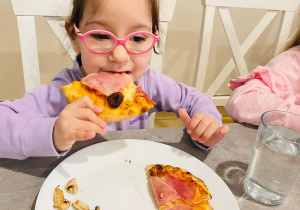 "Osiedlową" odwiedzamy i pyszna pizzę wyrabiamy - warsztaty w gr. XI