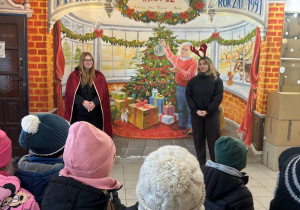 Mikołajkowy wyjazd do Fabryki Bombek w grupie VI