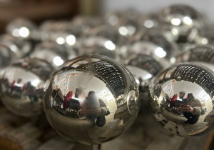 Mikołajkowy wyjazd do Fabryki Bombek w grupie VI