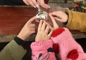 Mikołajkowy wyjazd do Fabryki Bombek w grupie VI