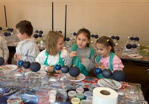 Mikołajkowy wyjazd do Fabryki Bombek w grupie VI