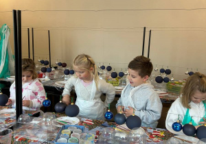 Mikołajkowy wyjazd do Fabryki Bombek w grupie VI