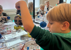 Mikołajkowy wyjazd do Fabryki Bombek w grupie VI