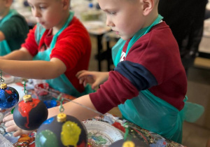 Mikołajkowy wyjazd do Fabryki Bombek w grupie VI