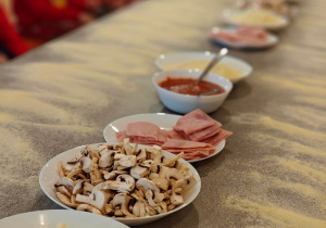 Mikołajkowe warsztaty robienia pizzy w grupie II i spotkanie ze Świętym Mikołajem