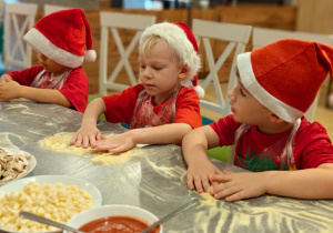 Mikołajkowe warsztaty robienia pizzy w grupie II i spotkanie ze Świętym Mikołajem