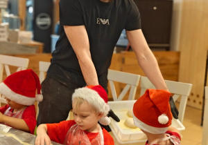 Mikołajkowe warsztaty robienia pizzy w grupie II i spotkanie ze Świętym Mikołajem