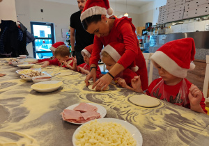 Mikołajkowe warsztaty robienia pizzy w grupie II i spotkanie ze Świętym Mikołajem