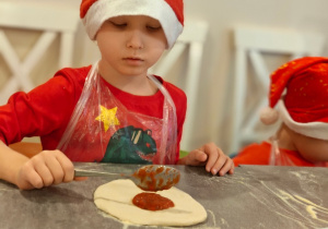 Mikołajkowe warsztaty robienia pizzy w grupie II i spotkanie ze Świętym Mikołajem